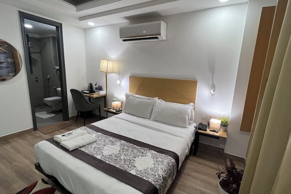 Saltstayz Express - Golf Course Road & DLF Phase-1