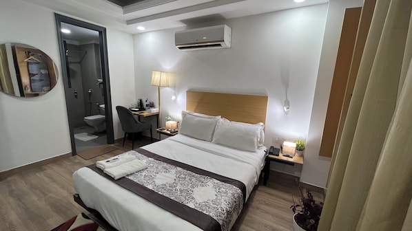 Deluxe Room | Premium bedding, in-room safe, desk, blackout drapes - Saltstayz Express - Golf Course Road & DLF Phase-1 (Gurugram)