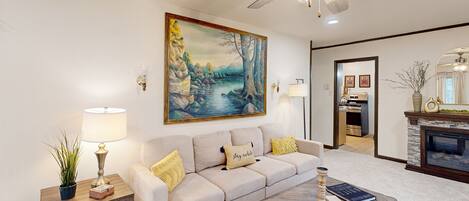 تلفزيون، مدفأة، تنس طاولة، كُتُب