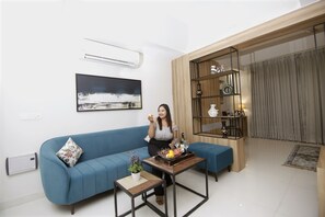 Apartamento premium, 1 quarto, sacada, vista para a cidade | 1 quarto, roupas de cama premium, cofres nos quartos, escrivaninha