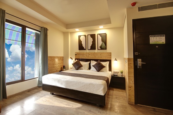 Peralatan tempat tidur premium, peti besi dalam bilik, meja
