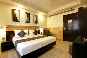 Premium bedding, in-room safe, desk, soundproofing - Saltstayz Select - Nehru Place & New Friends Colony (New Delhi)