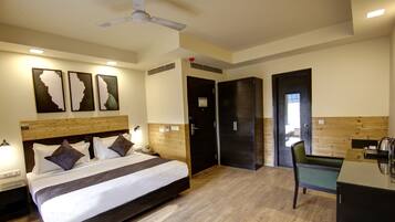 Familiekamer | Luxe beddengoed, een kluis op de kamer, een bureau, geluiddichte muren