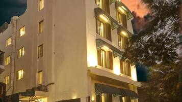 Voorkant accommodatie - avond/nacht