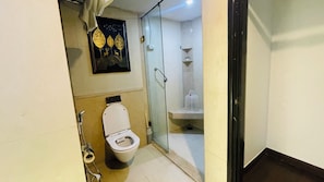 Superior Room with City View | Bathroom
