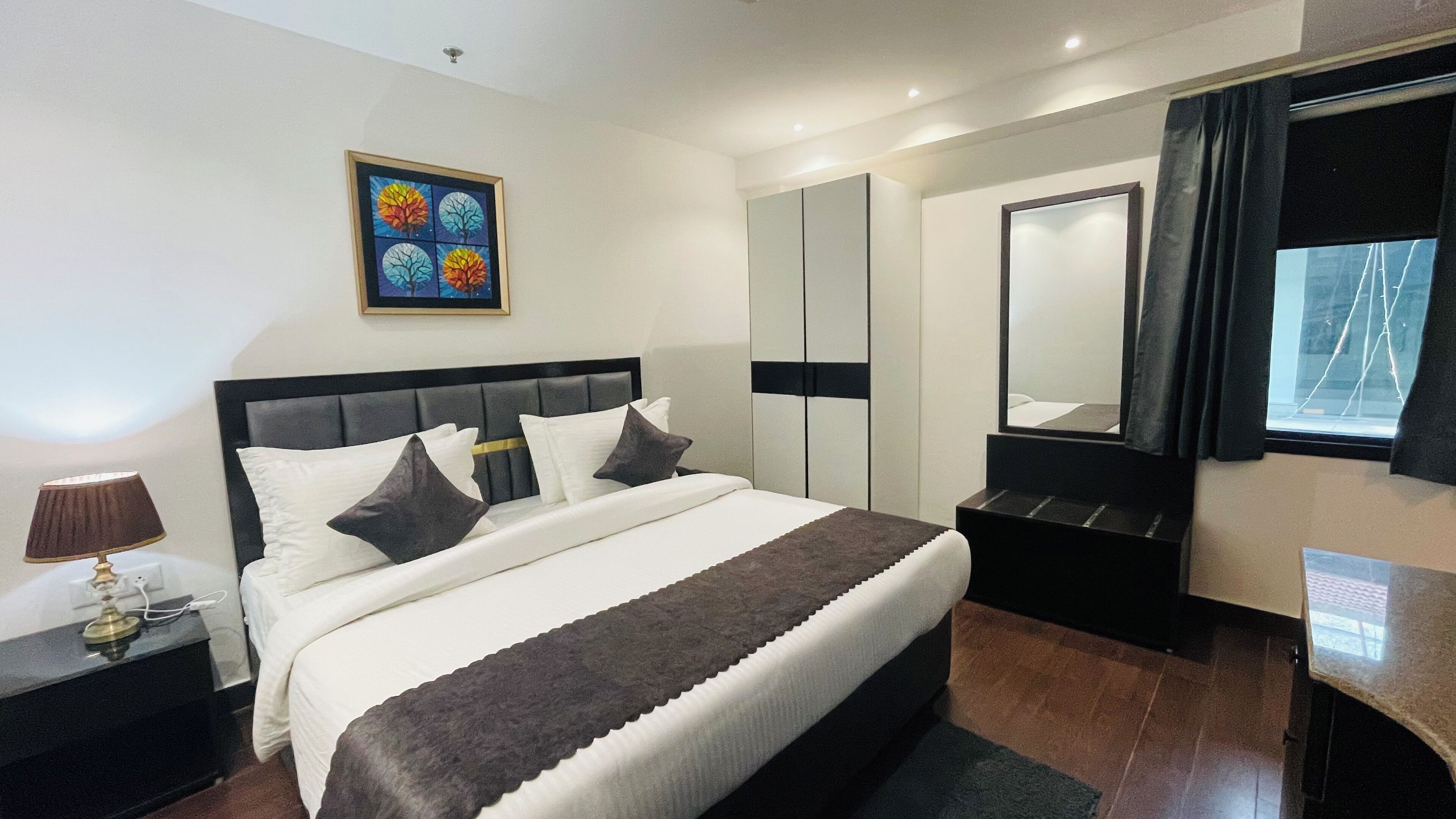 Deluxe Room | Premium bedding, in-room safe, desk, laptop workspace
