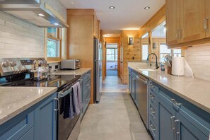 Fridge, microwave, oven, stovetop - Mazama Panorama - 2 bedroom cabin at Wilson Ranch (Mazama)