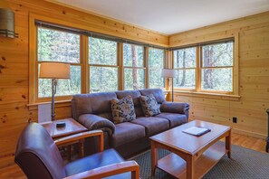 TV, fireplace, offices - Mazama Panorama - 2 bedroom cabin at Wilson Ranch (Mazama)