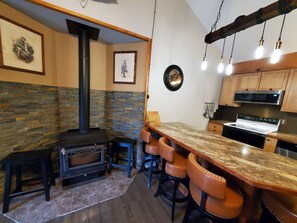 Fridge, microwave, oven, stovetop - Taffy's Lakehouse-Lake Access-Community Swim Pool-Minutes to Boat Ramp & Marina  (Garfield)