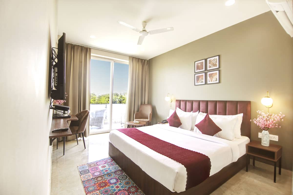 Superior Double Room, 1 Bedroom, Balcony, City View | 1 bilik tidur, peralatan tempat tidur premium, peti besi dalam bilik