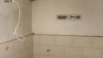 Romantische bungalow | Badkamer | Een douche, een regendouche, handdoeken