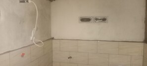 Bungalow Romantico | Bagno | Doccia, soffione a pioggia, asciugamani