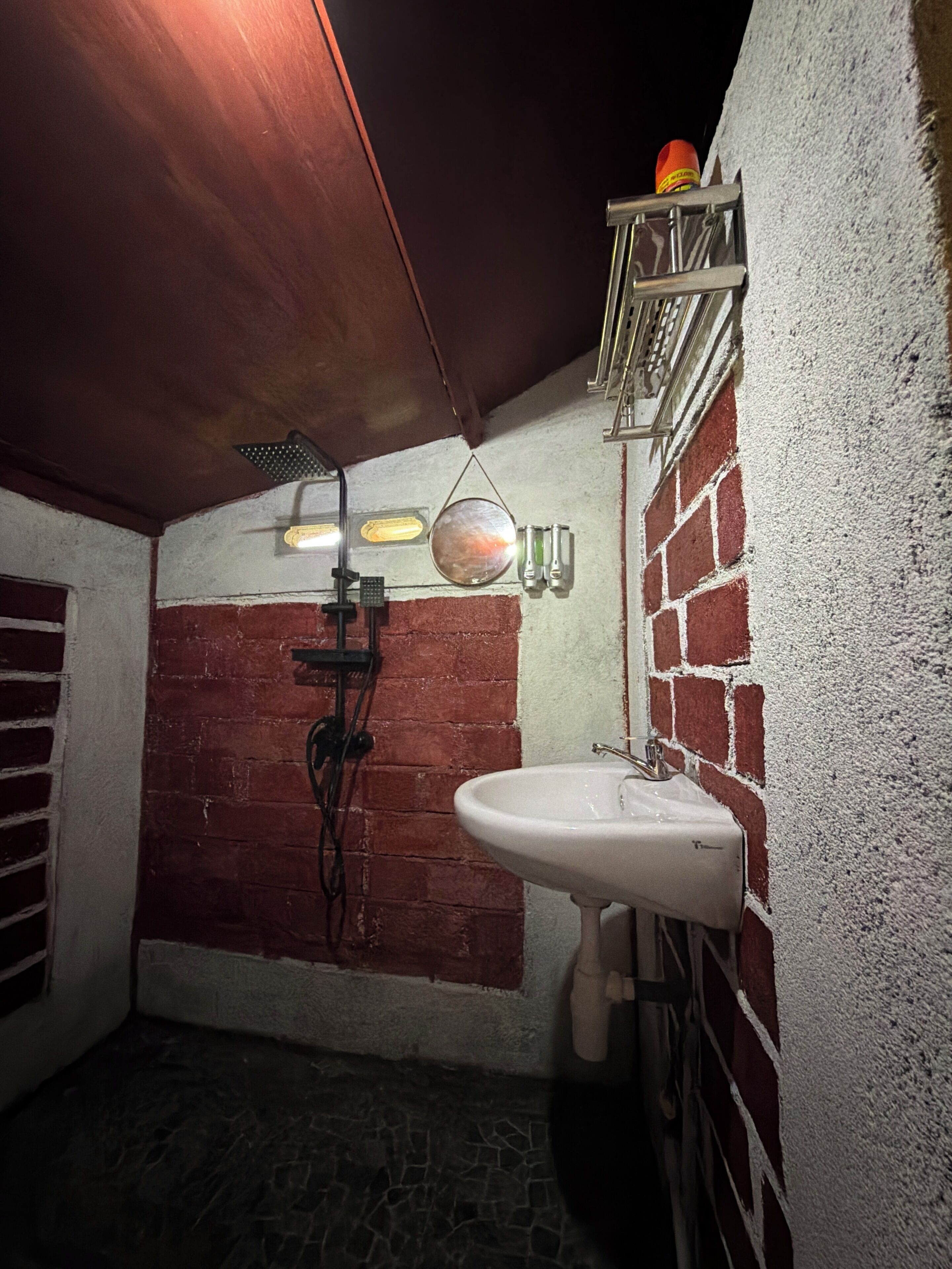 Een douche, een regendouche, gratis toiletartikelen, handdoeken