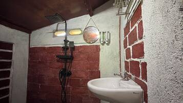 Een douche, een regendouche, gratis toiletartikelen, handdoeken