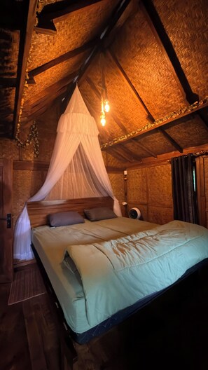 Romantic Cabin, Pool View | 1 bedroom, premium bedding, down duvets, individually decorated - Lingkung Park Tetebatu (Tetebatu)