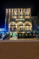 Un edificio con diseño moderno, llamado "Salt Stayz", con balcones y ventanas amplias.
