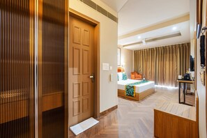 Premium bedding, desk, soundproofing, free WiFi - Saltstayz Express – Medicity (Near Medanta Hospital) (Gurugram)