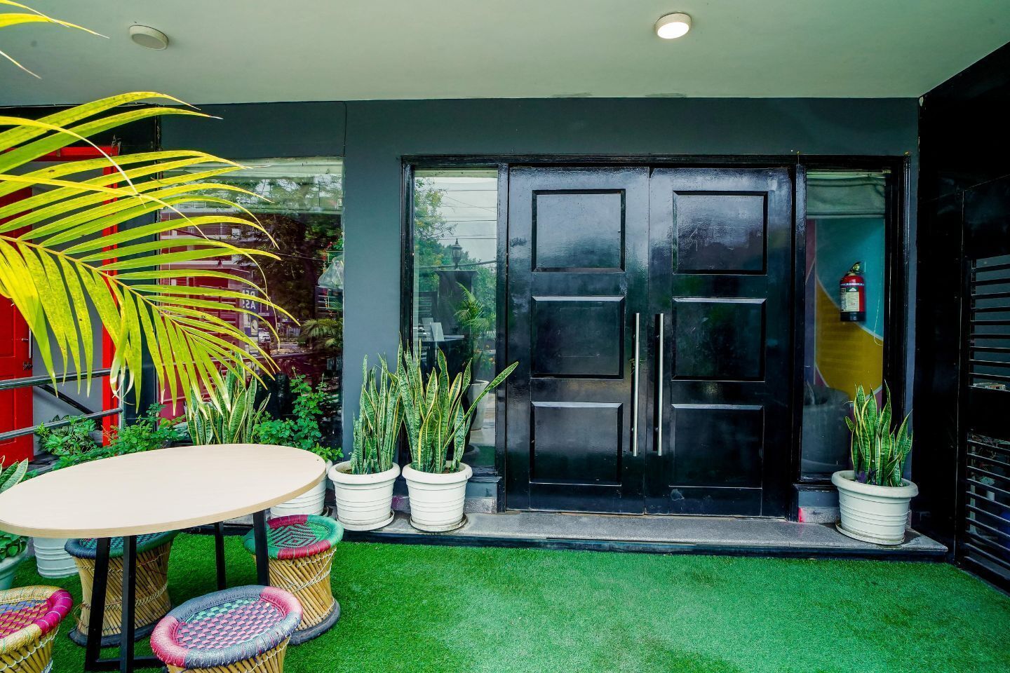 Pintu masuk properti