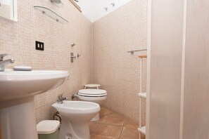 Douche, sèche-cheveux, bidet, serviettes fournies
