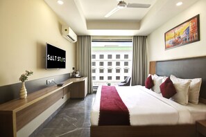 Superior Room with Balcony | Premium bedding, in-room safe, desk, soundproofing - Saltstayz Premier – Cyber Hub (Gurugram)