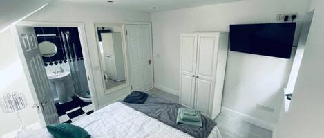 2 chambres, fer et planche à repasser, Wi-Fi, draps fournis