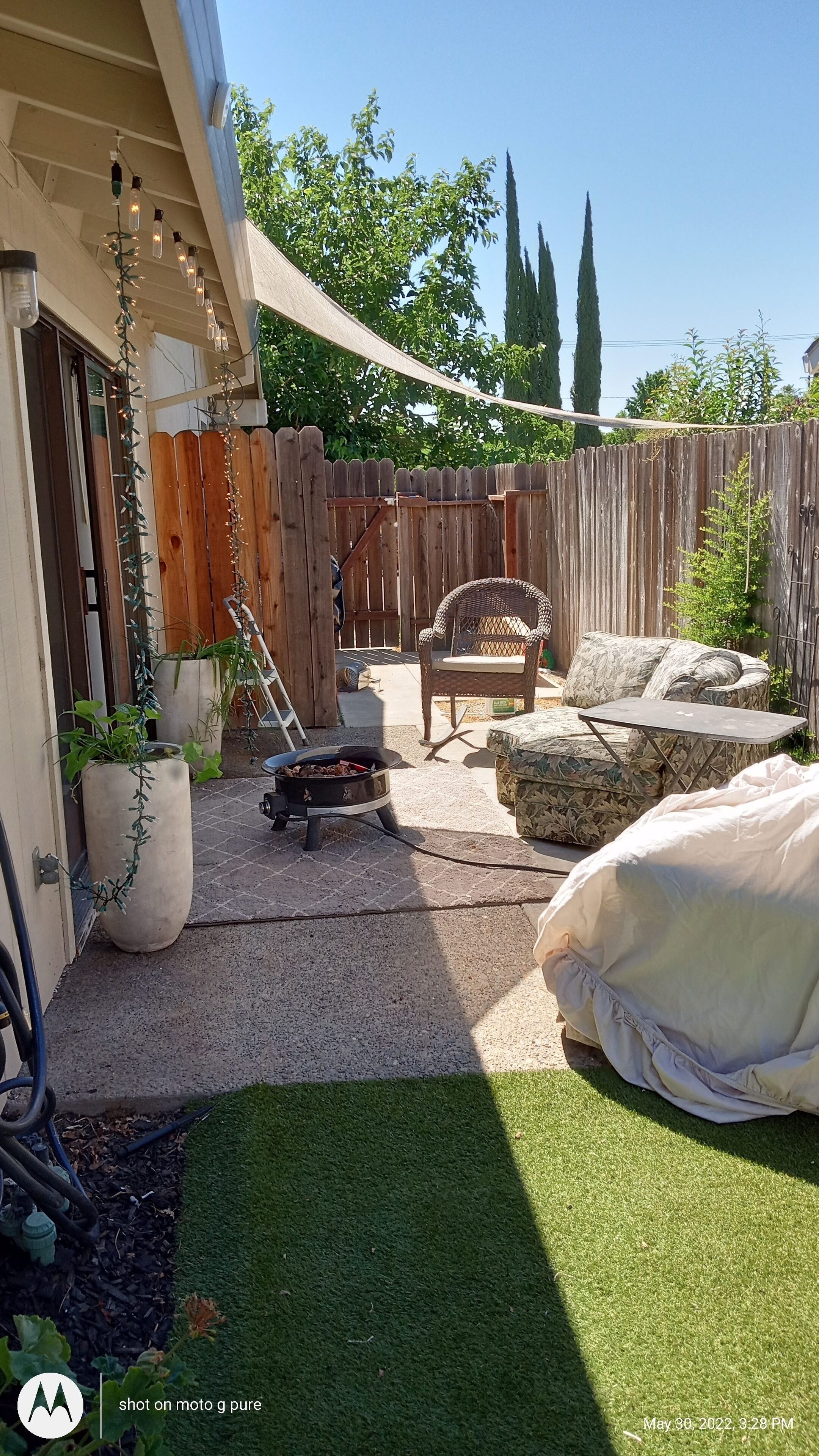 Cozy comfortable house. Sleeps 4 comfortably 5 pretty comfortably. 