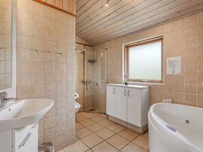 Un bagno con doccia, lavandino, wc e vasca da bagno.