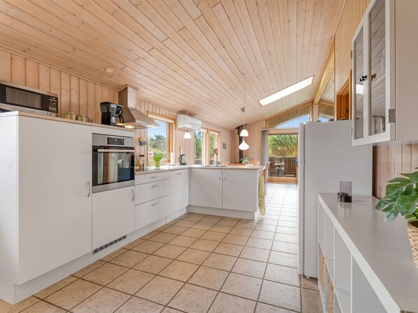 Kühlschrank, Mikrowelle, Ofen, Geschirrspüler