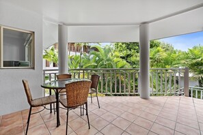 Outdoor dining - 2 Bedroom Apartment a Short Walk to the Beach (Palm Cove)