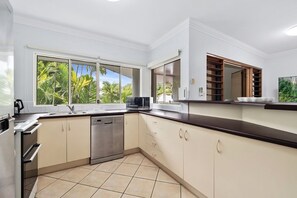 Fridge, microwave, oven, stovetop - 2 Bedroom Apartment a Short Walk to the Beach (Palm Cove)