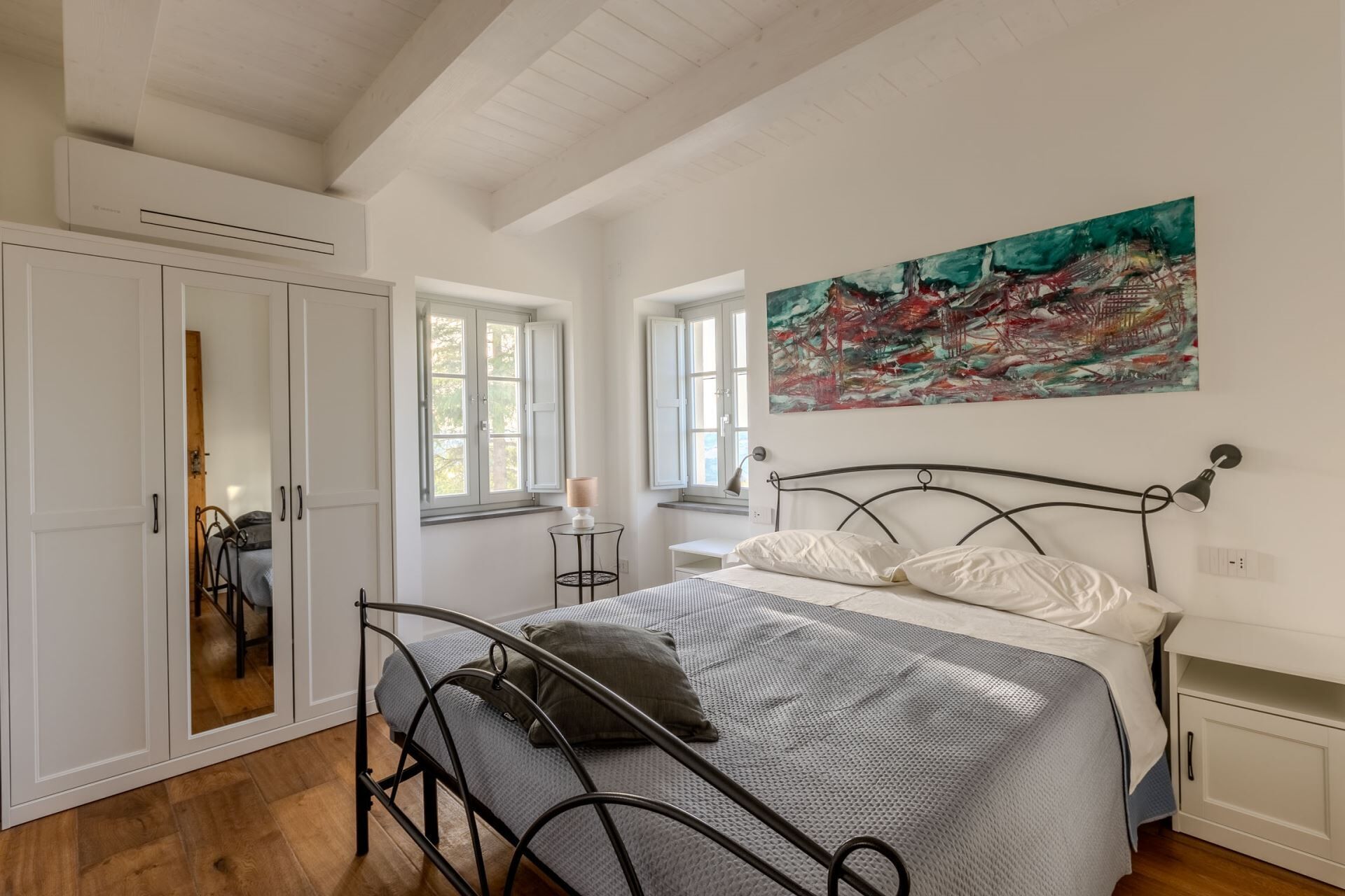 6 slaapkamers, een strijkplank/strijkijzer, wifi