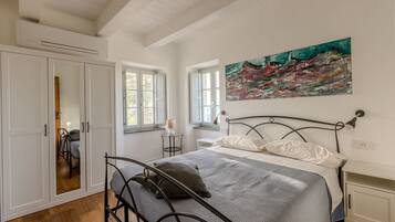 6 slaapkamers, een strijkplank/strijkijzer, wifi