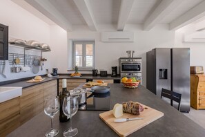 Een koelkast, een magnetron, een oven, een vaatwasser