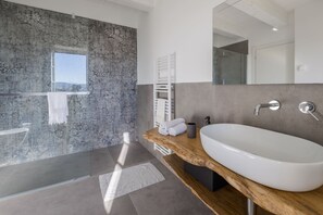 Douche, sèche-cheveux