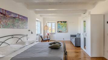 6 bedrooms, iron/ironing board, WiFi