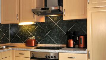 Kjøleskap, ovn, kokeplater og oppvaskmaskin