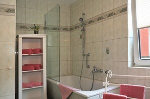 Dusche, Haartrockner, Handtücher