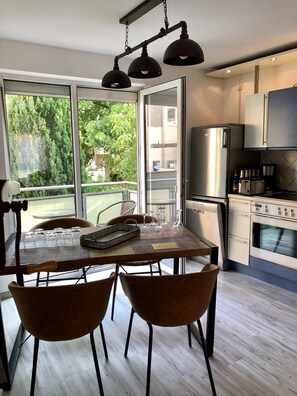 Kjøleskap, ovn, kokeplater og oppvaskmaskin