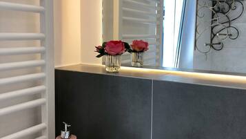 Douche, sĂšche-cheveux, serviettes fournies