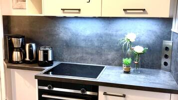 Kjøleskap, ovn, kokeplater og oppvaskmaskin