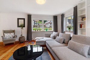 TV - Apartment 'Moderner Schwarzwaldtraum' with Private Terrace, Shared Garden and Wi-Fi (Oberharmersbach)