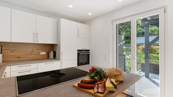 Køleskab, mikrobølgeovn, ovn, kogeplade