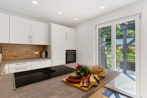 Fridge, microwave, oven, stovetop - Apartment 'Moderner Schwarzwaldtraum' with Private Terrace, Shared Garden and Wi-Fi (Oberharmersbach)