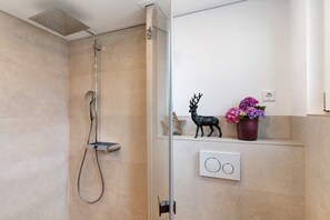 Shower, free toiletries, hair dryer, towels - Apartment 'Moderner Schwarzwaldtraum' with Private Terrace, Shared Garden and Wi-Fi (Oberharmersbach)