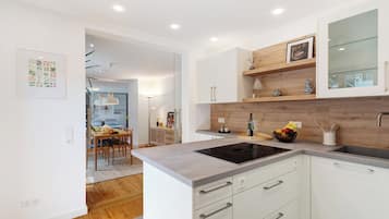 KĂŒhlschrank, Mikrowelle, Ofen, Herdplatte