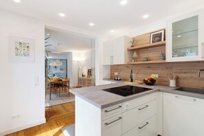 Kjøleskap, mikrobølgeovn, ovn og kokeplater