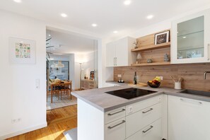 Fridge, microwave, oven, stovetop - Apartment 'Moderner Schwarzwaldtraum' with Private Terrace, Shared Garden and Wi-Fi (Oberharmersbach)