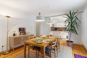 Dining - Apartment 'Moderner Schwarzwaldtraum' with Private Terrace, Shared Garden and Wi-Fi (Oberharmersbach)