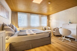A bedroom with a bed, a desk, a chair, and a dresser. - Holiday Home 'Bergmannsruh' with Shared Terrace and Wi-Fi (Clausthal-Zellerfeld)