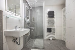 Shower, hair dryer, towels - Holiday Home 'Ferienhaus Inge' with Private Terrace, Private Garden and Wi-Fi (Oldenburg)